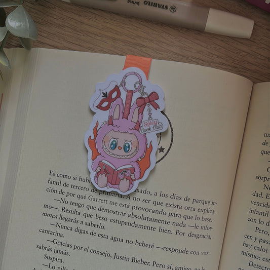 Labubu con tropes literarios.