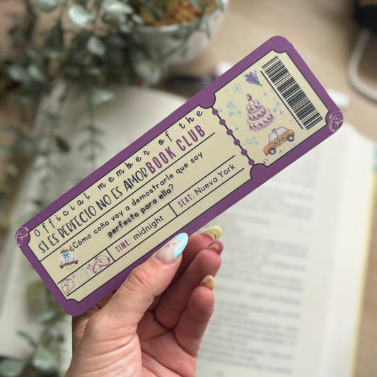 Marcapáginas con forma de ticket de Si es perfecto no es amor.