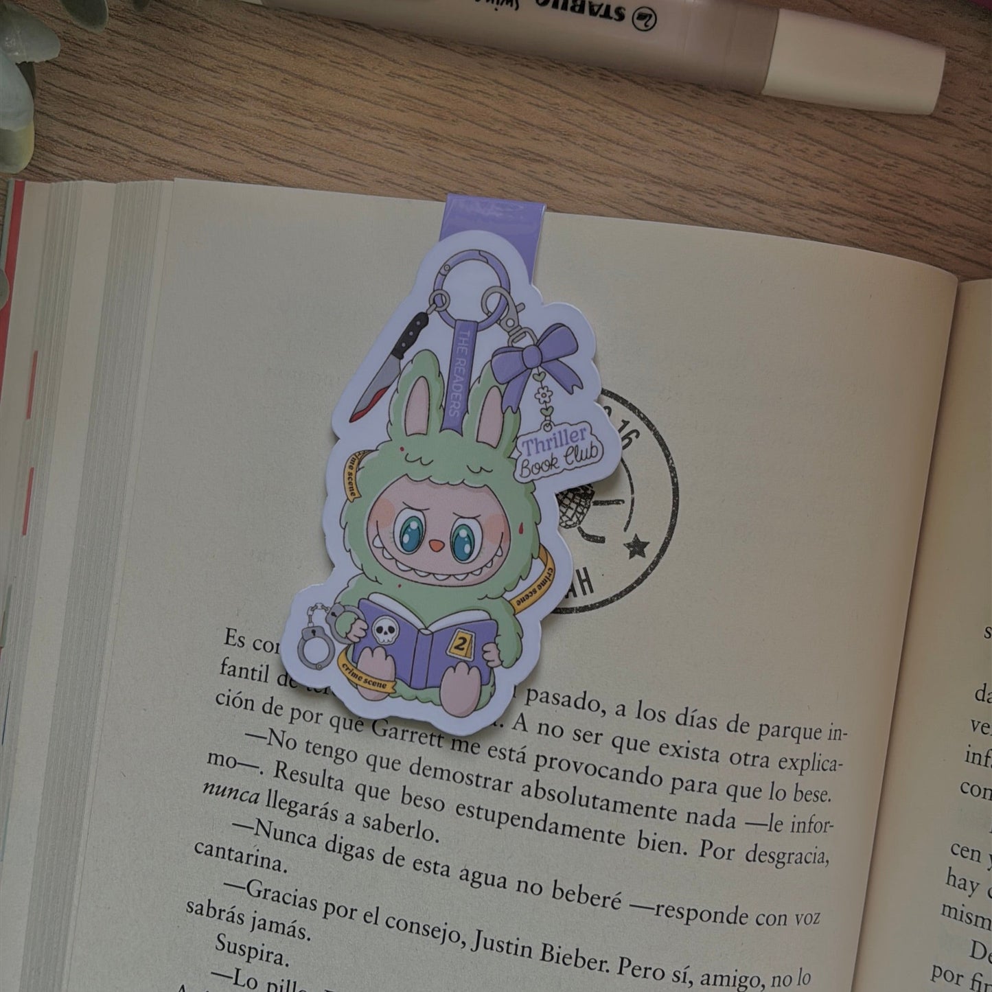Labubu con tropes literarios.
