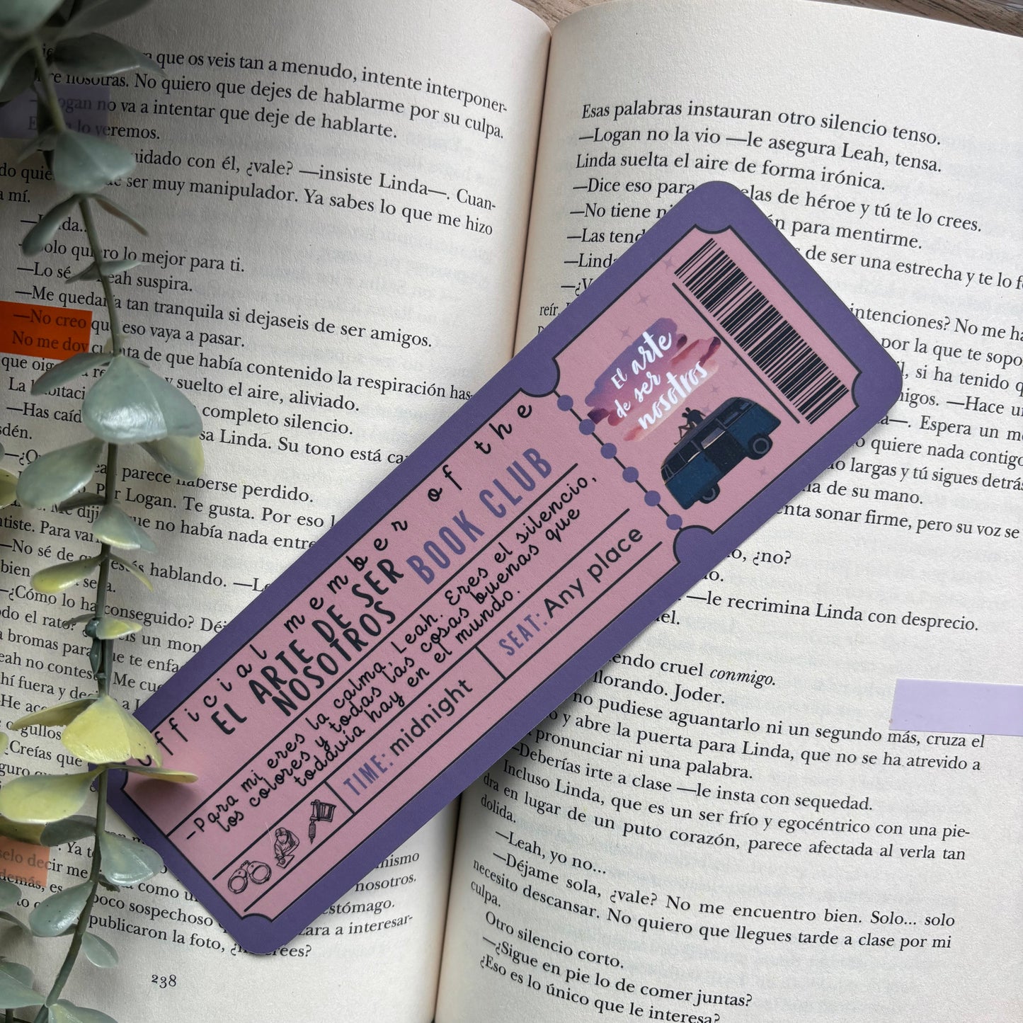 Marcapáginas con forma de ticket de El arte de ser nosotros.