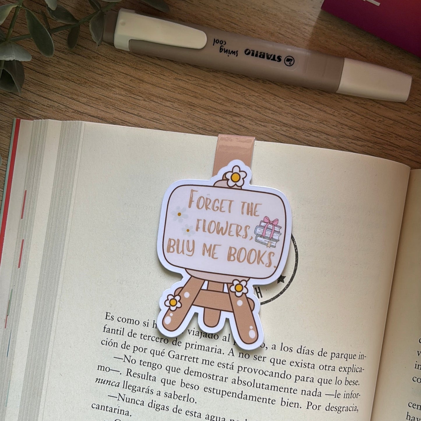 Marcapáginas caballete ‘forget the flowers, buy me books’