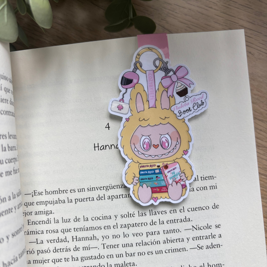 Labubu con pila de libros Violeta Reed