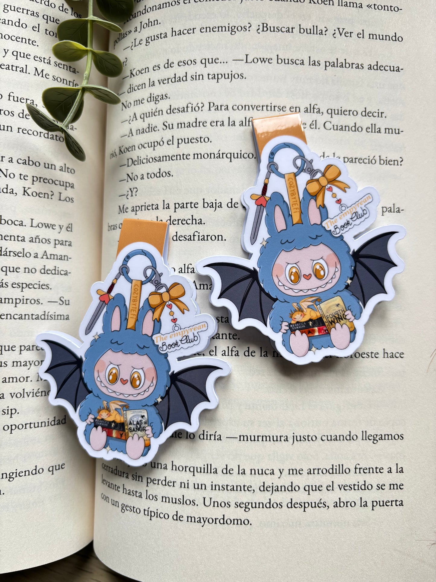 Marcapáginas Labubu pila de libros Alas de sangre.
