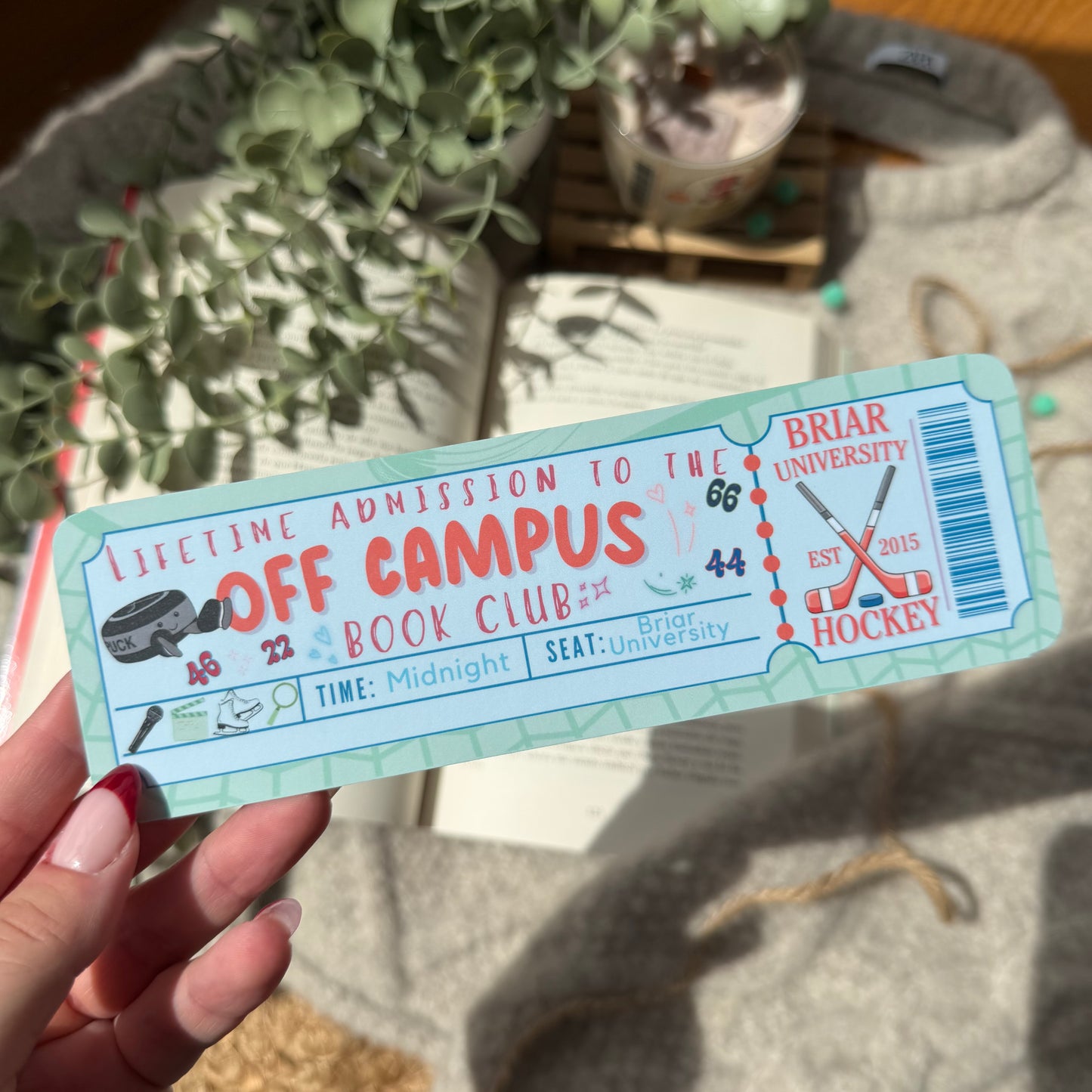 Marcapáginas con forma de ticket Off Campus, de Elle Kennedy.