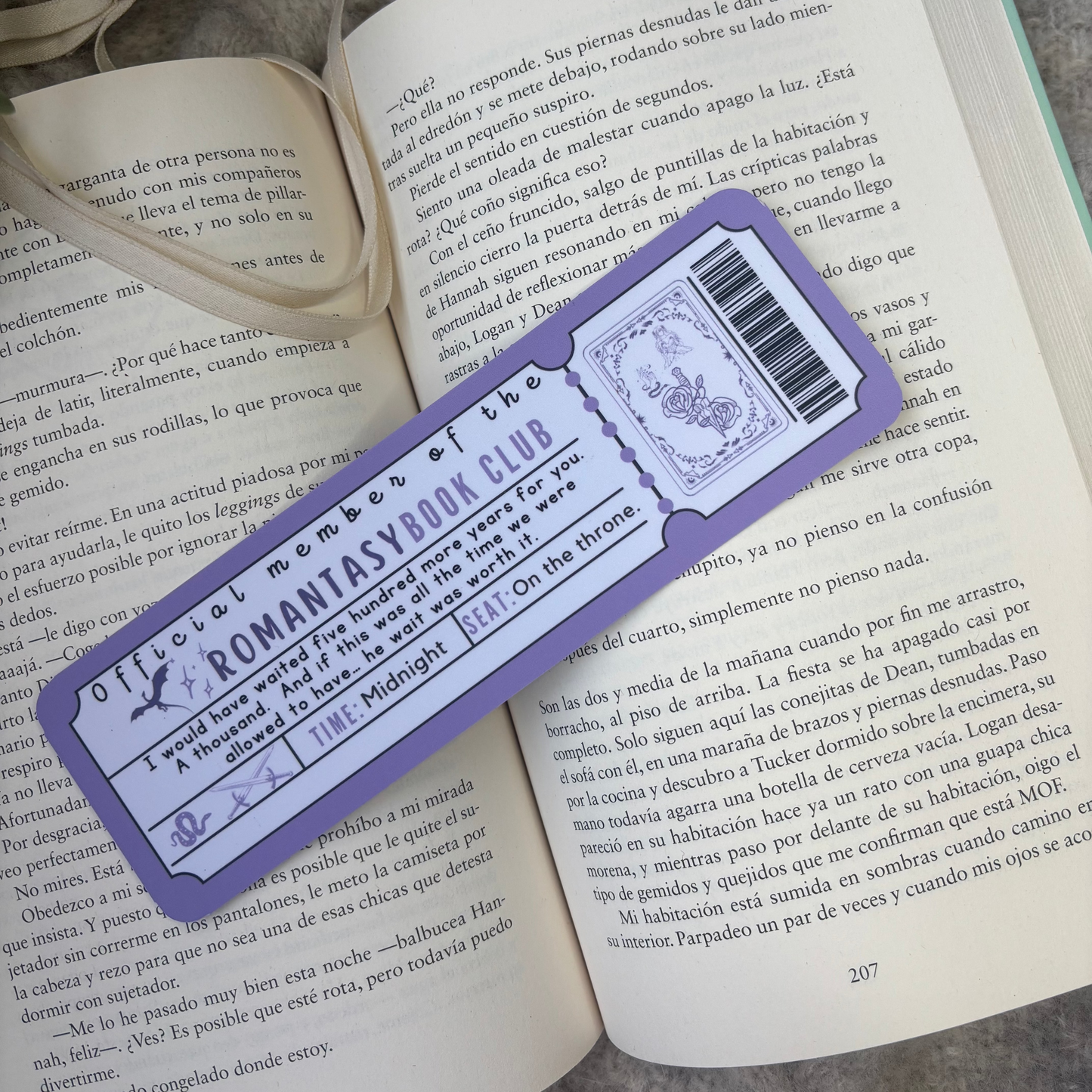 Marcapáginas con forma de ticket Romantasy.