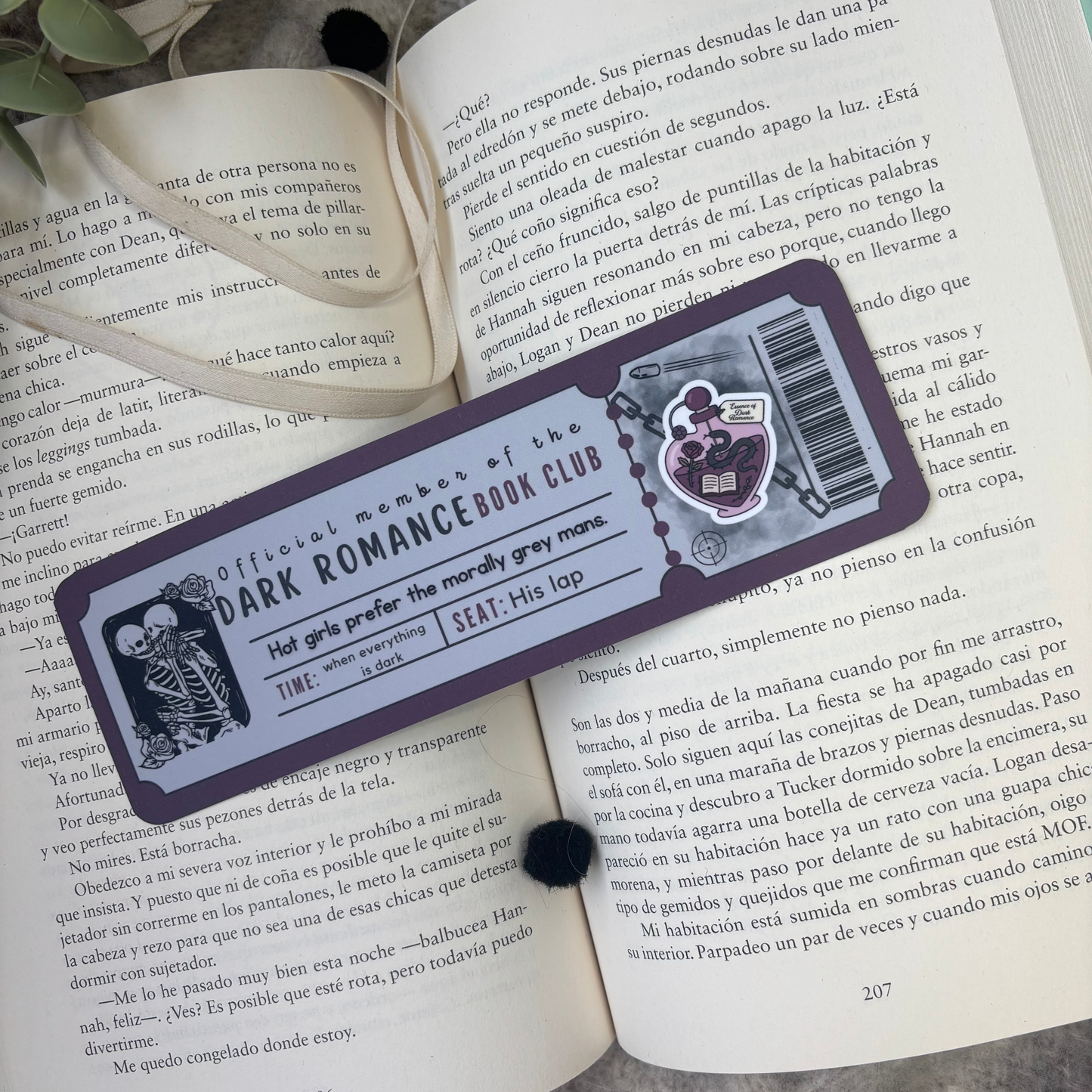 Marcapáginas con forma de ticket Dark Romance