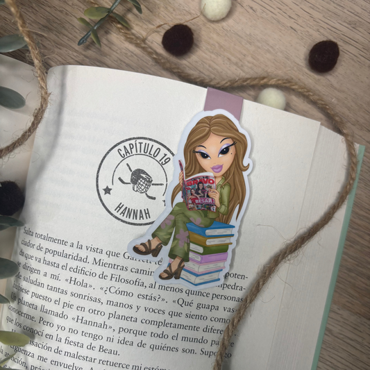 Marca páginas magnético de Bratz leyendo la revista BRAVO.
