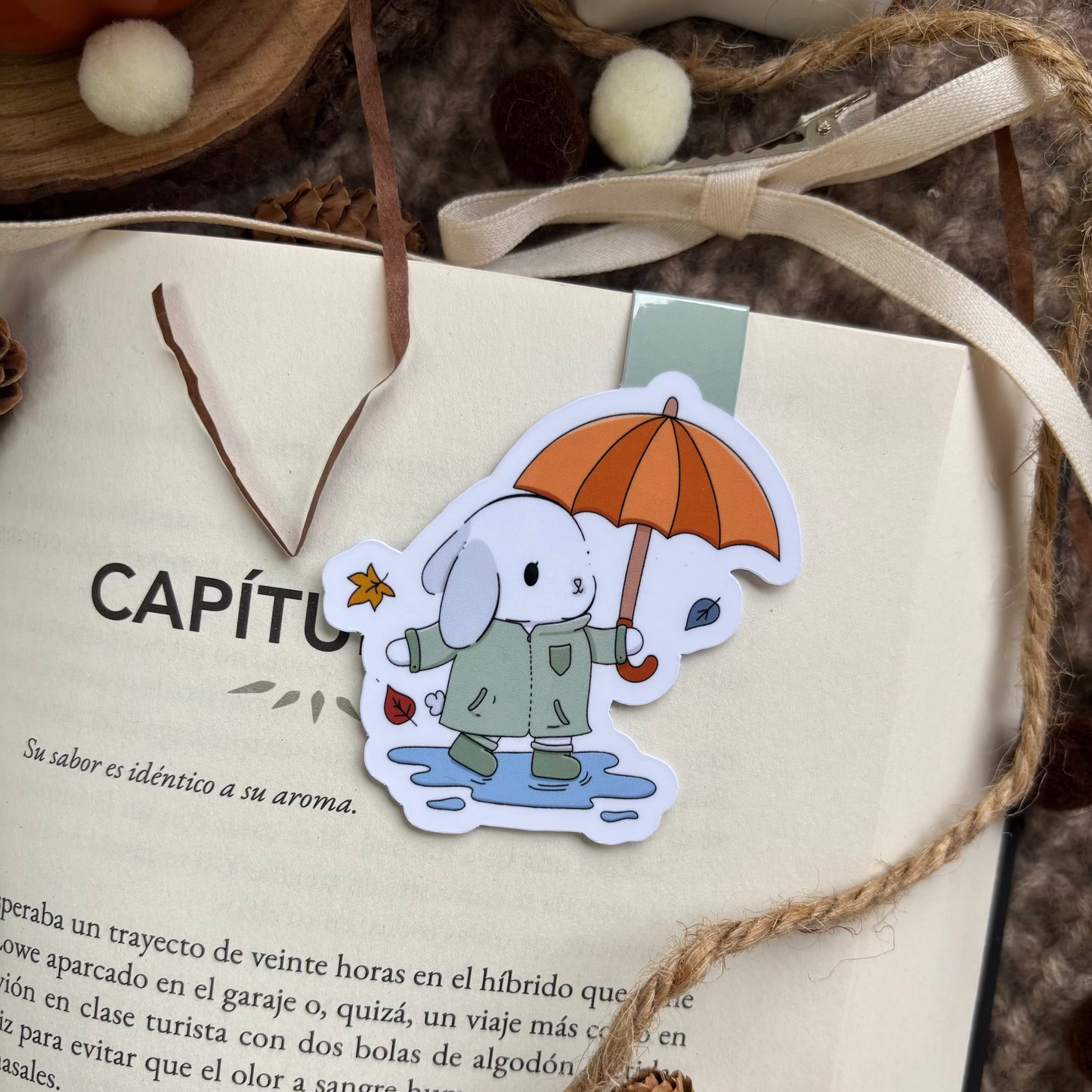 Marcapáginas Zoe saltando en un charco