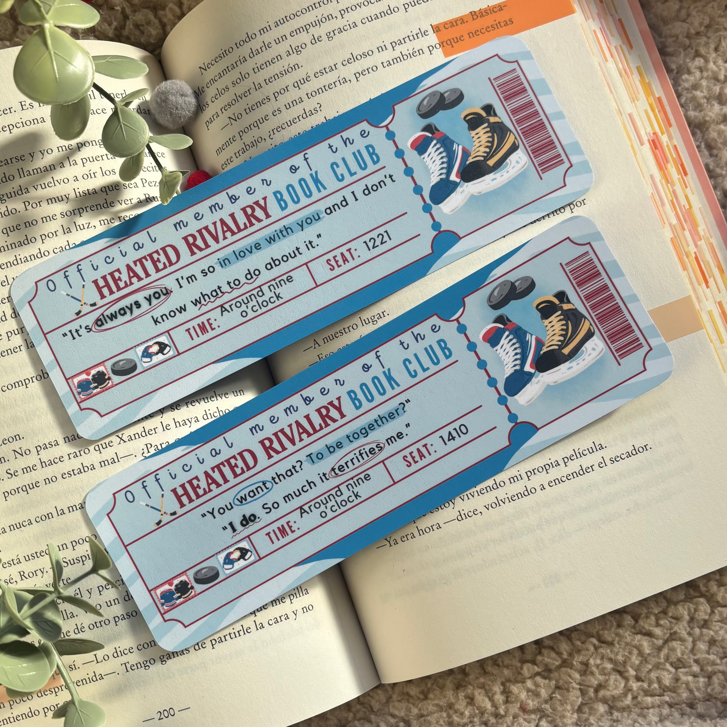 Marcapáginas con forma de ticket Heated rivalry, de Rachel Reid.