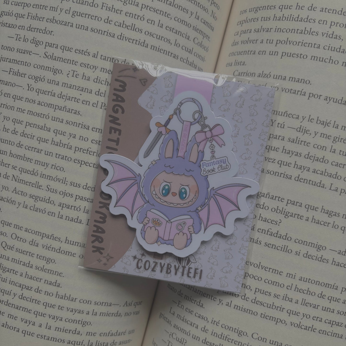 Labubu con tropes literarios.