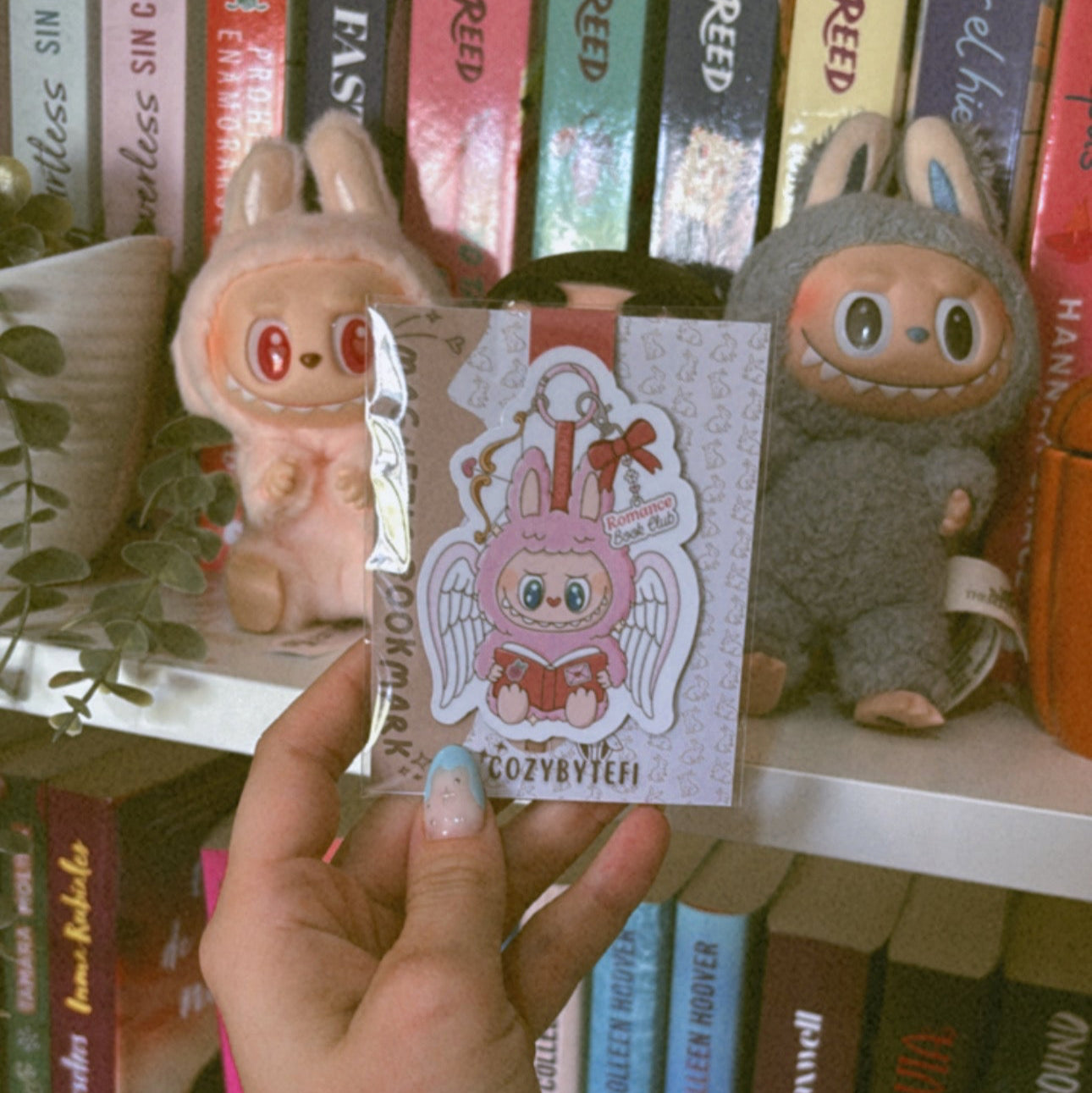 Labubu con tropes literarios.