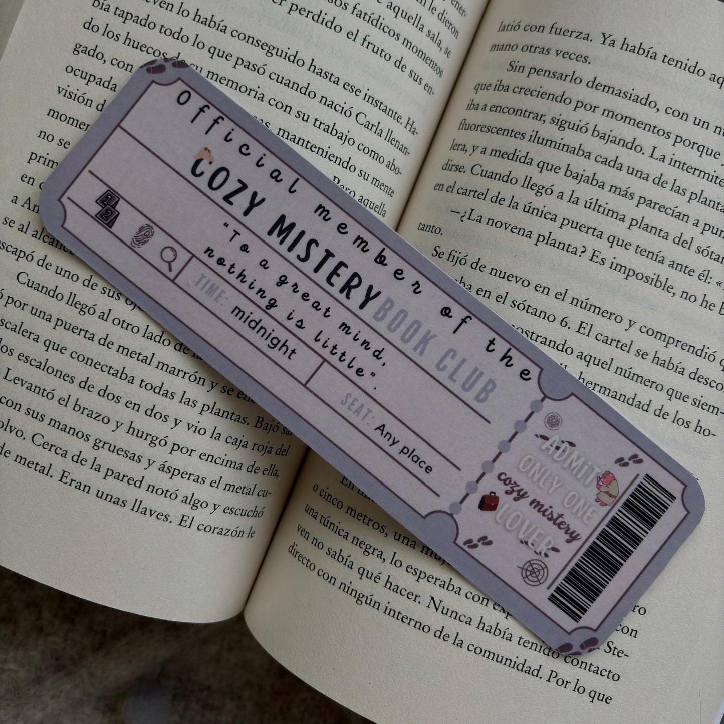 Marcapáginas con forma de ticket de tropes literarias.