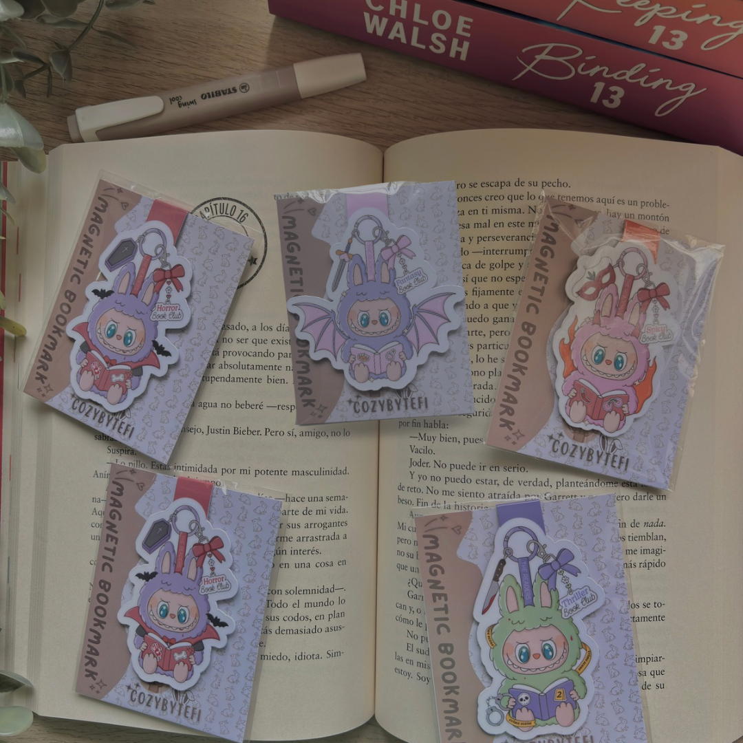 Labubu con tropes literarios.