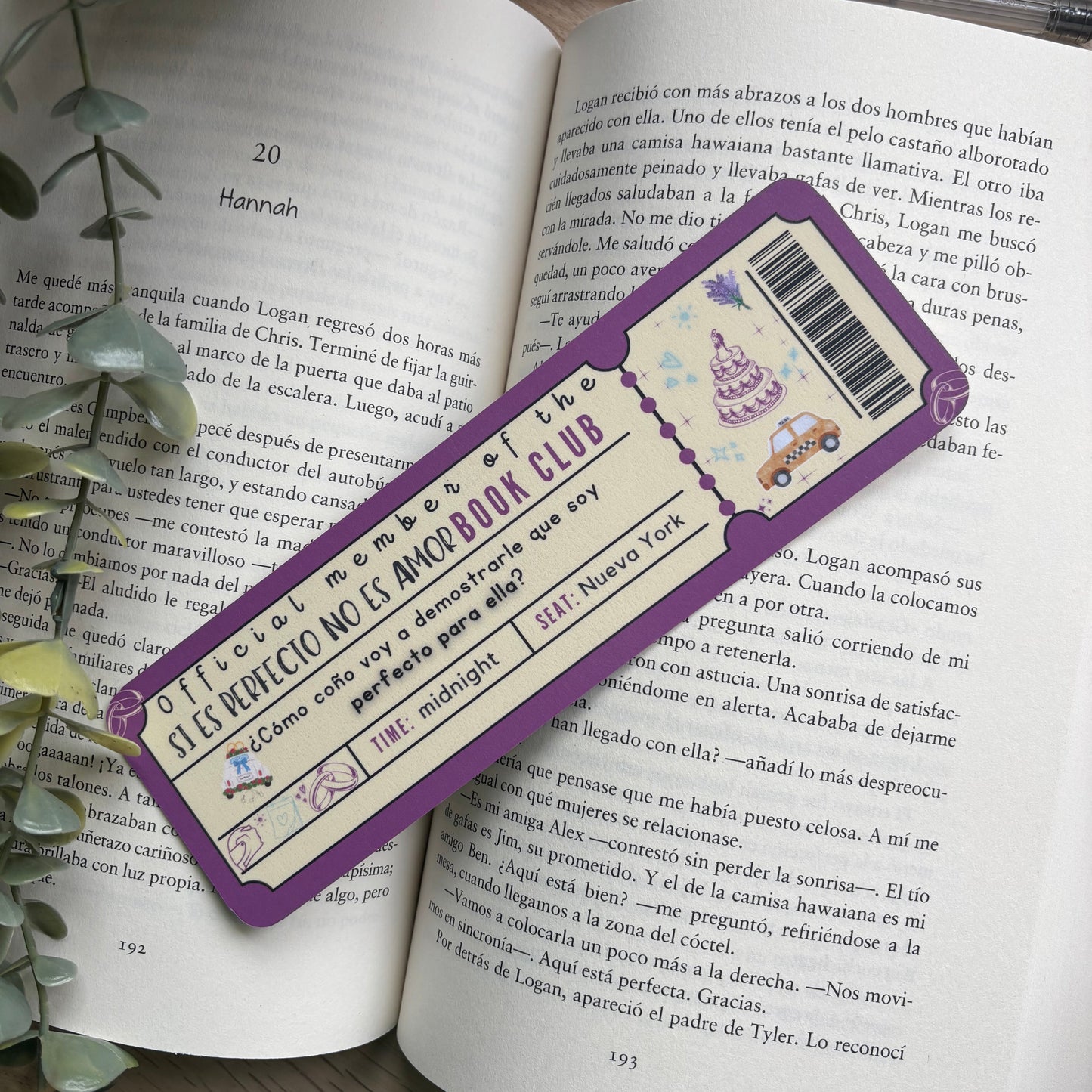 Marcapáginas con forma de ticket de Si es perfecto no es amor.