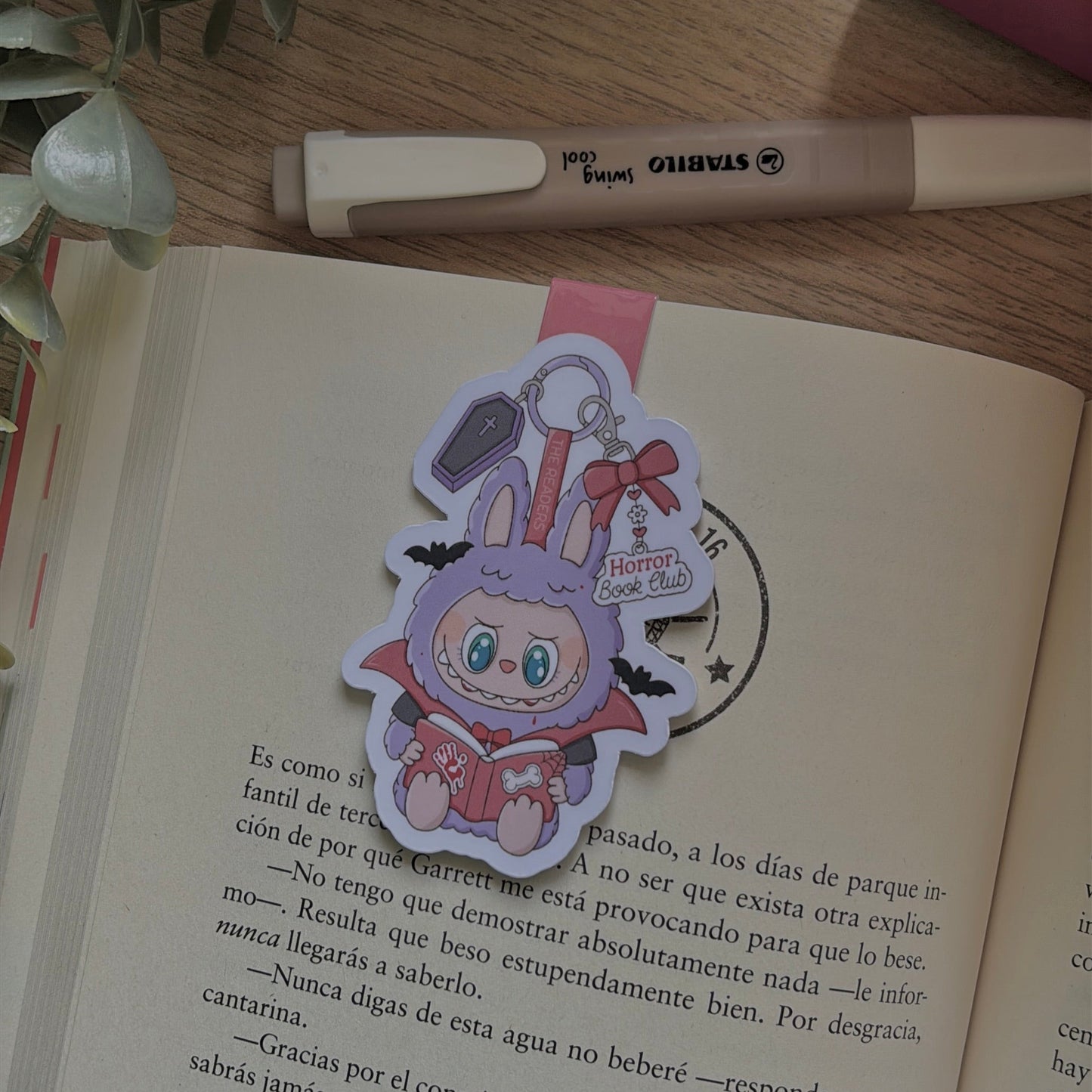 Labubu con tropes literarios.