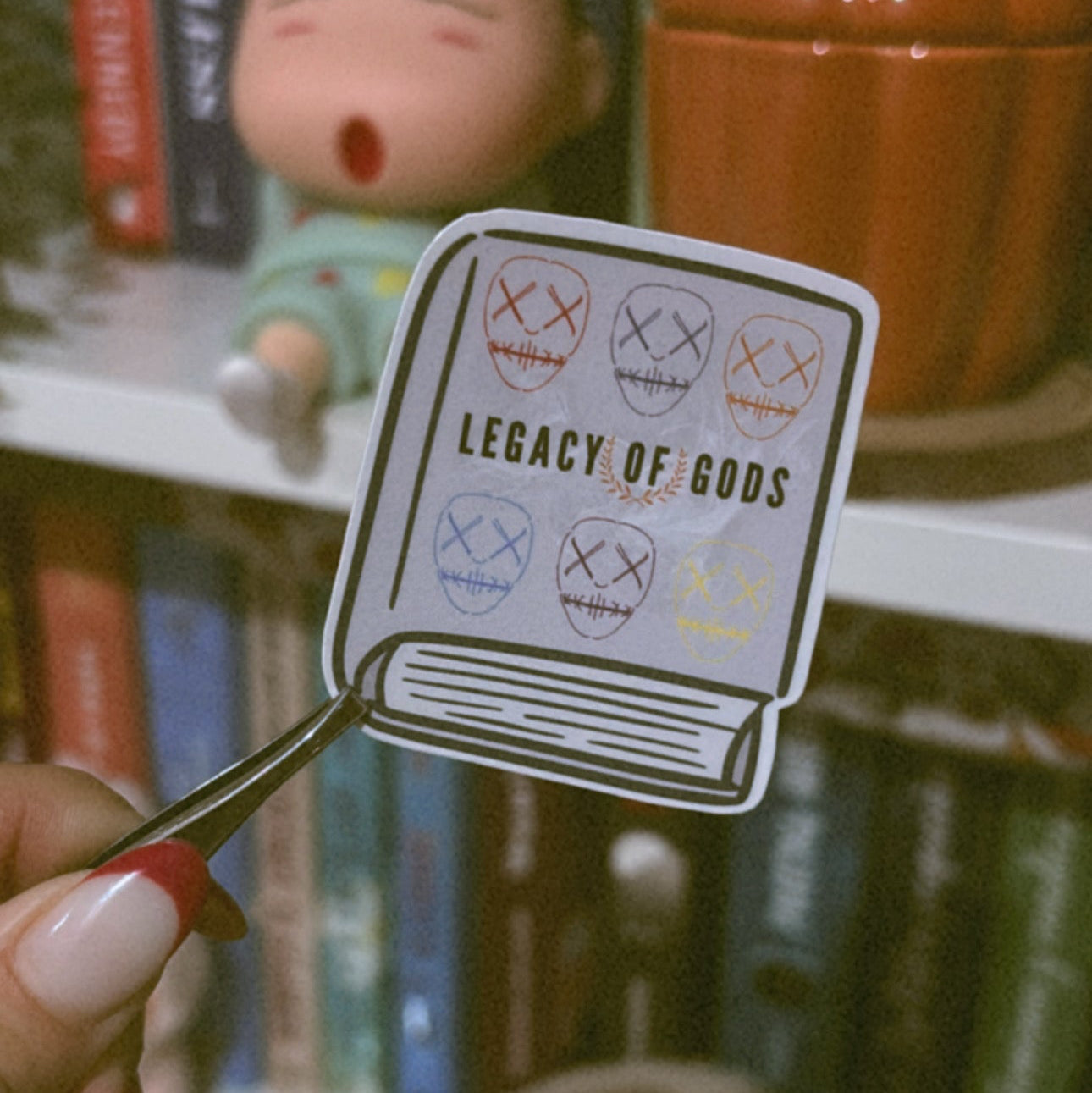 Pegatina libro máscaras 'Legado de dioses', de Ryan Kent.