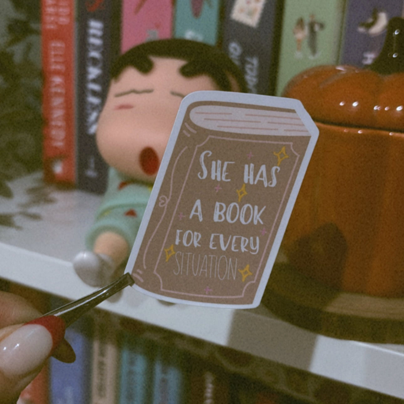 Pegatina libro 'she has a book...'