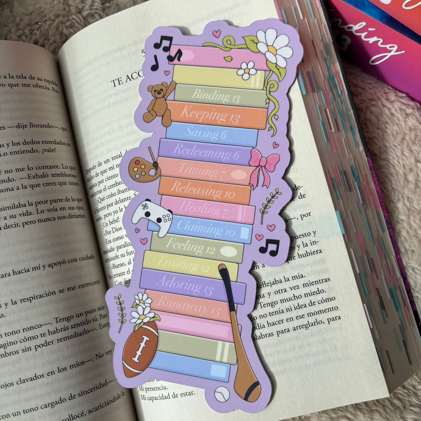 Marcapáginas pila de libros Saga Chicos de Tommen