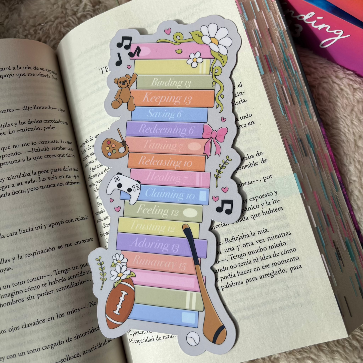 Marcapáginas pila de libros Saga Chicos de Tommen