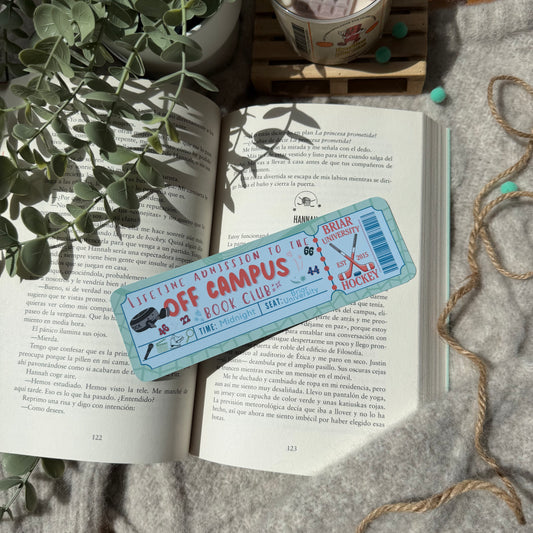 Marcapáginas con forma de ticket Off Campus, de Elle Kennedy.