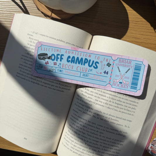 Marcapáginas con forma de ticket Off Campus, inmune a ti.