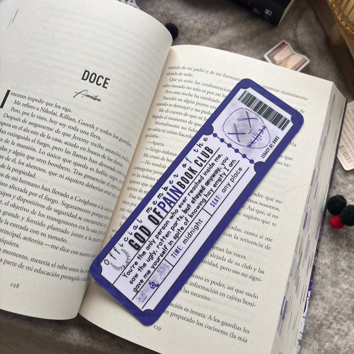 Marcapáginas con forma de ticket de la saga Legado de dioses, Rina Kent
