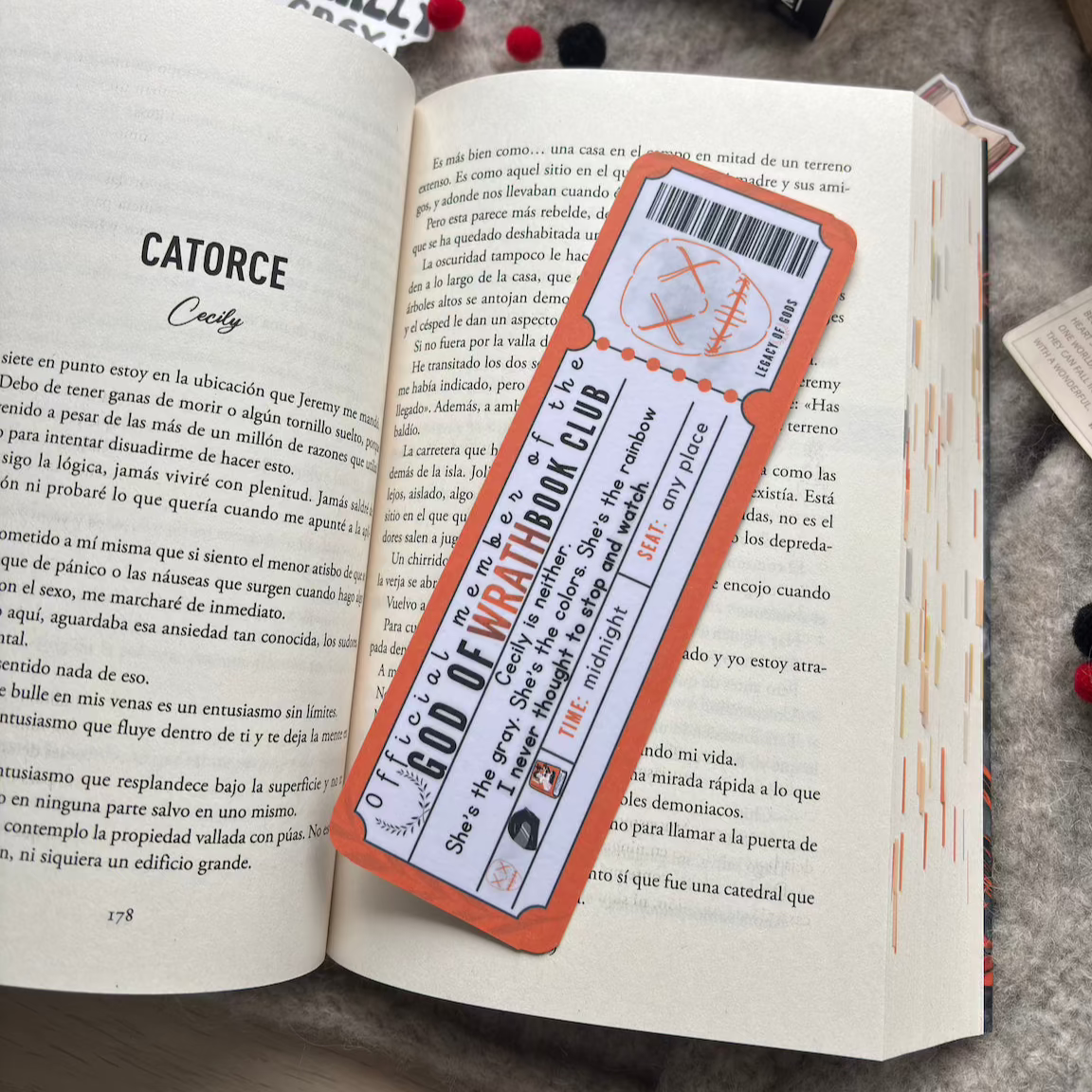 Marcapáginas con forma de ticket de la saga Legado de dioses, Rina Kent