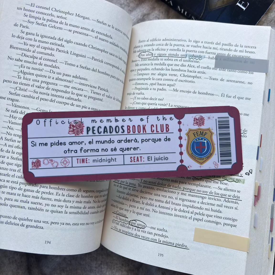 Marcapáginas con forma de ticket de la saga Pecados placenteros, de Eva Muñoz