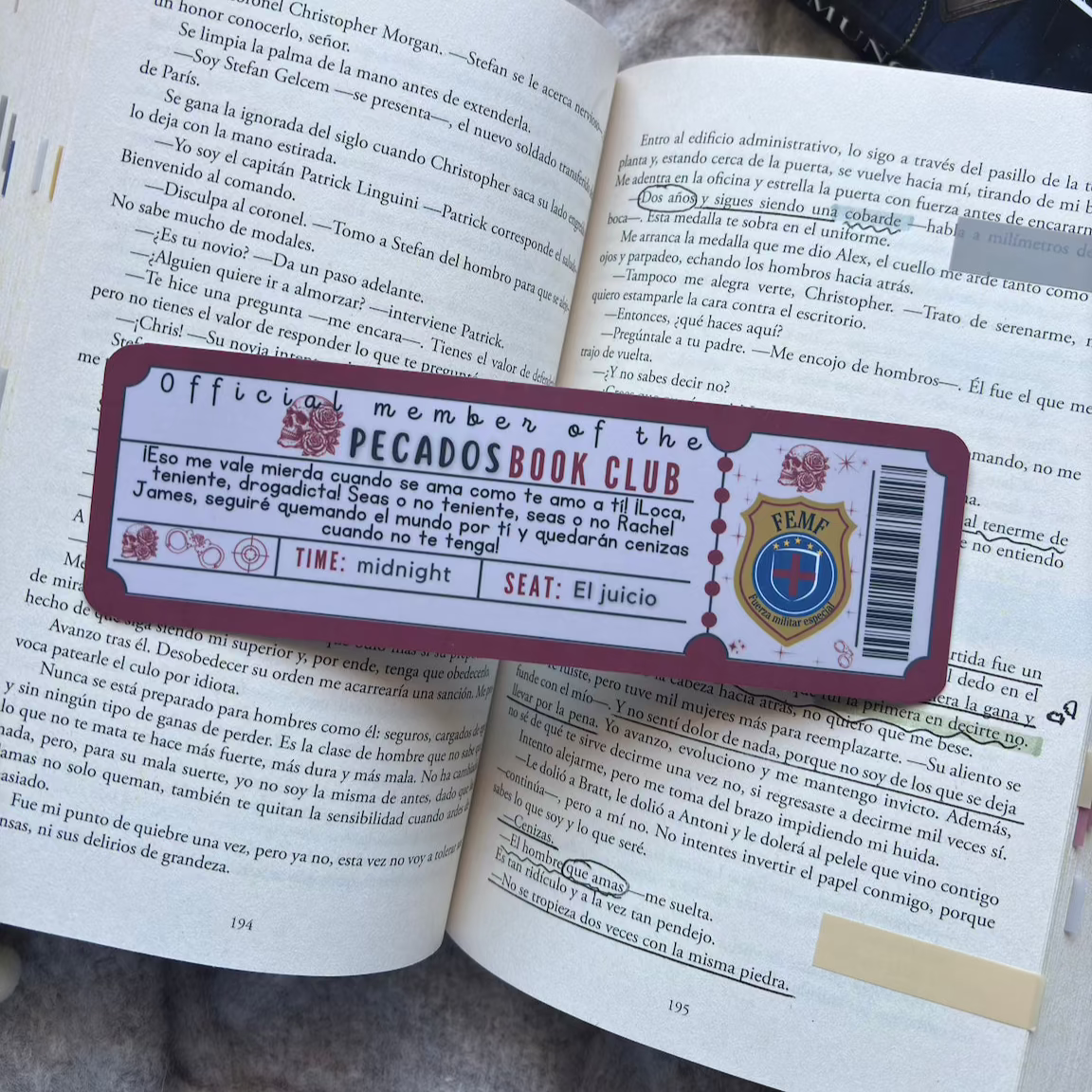 Marcapáginas con forma de ticket de la saga Pecados placenteros, de Eva Muñoz