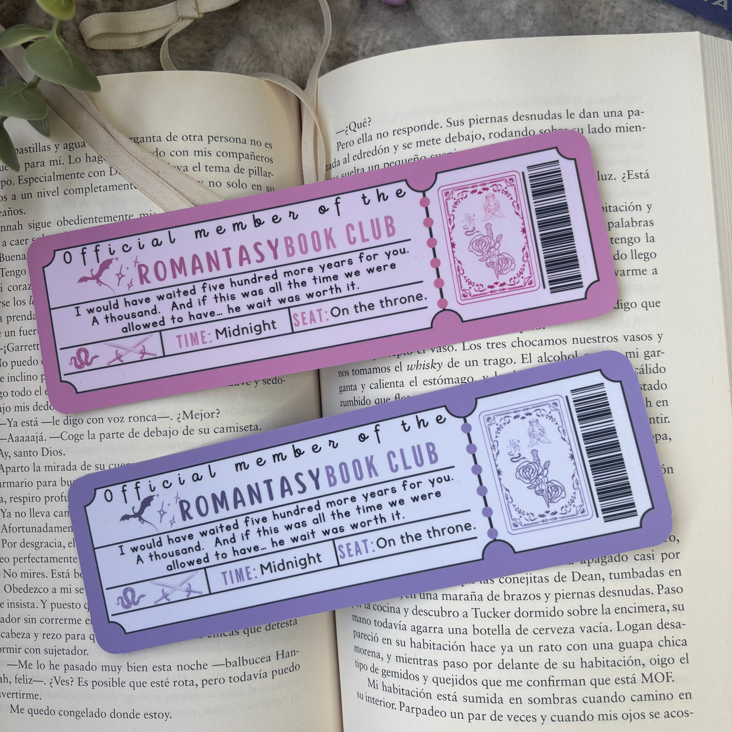 Marcapáginas con forma de ticket Romantasy.
