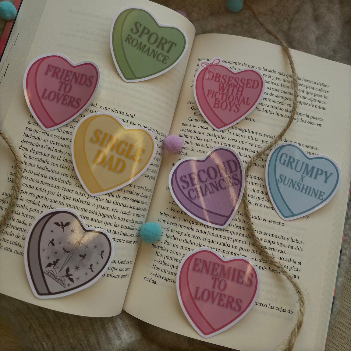 Pegatinas corazones con tropes literarios.