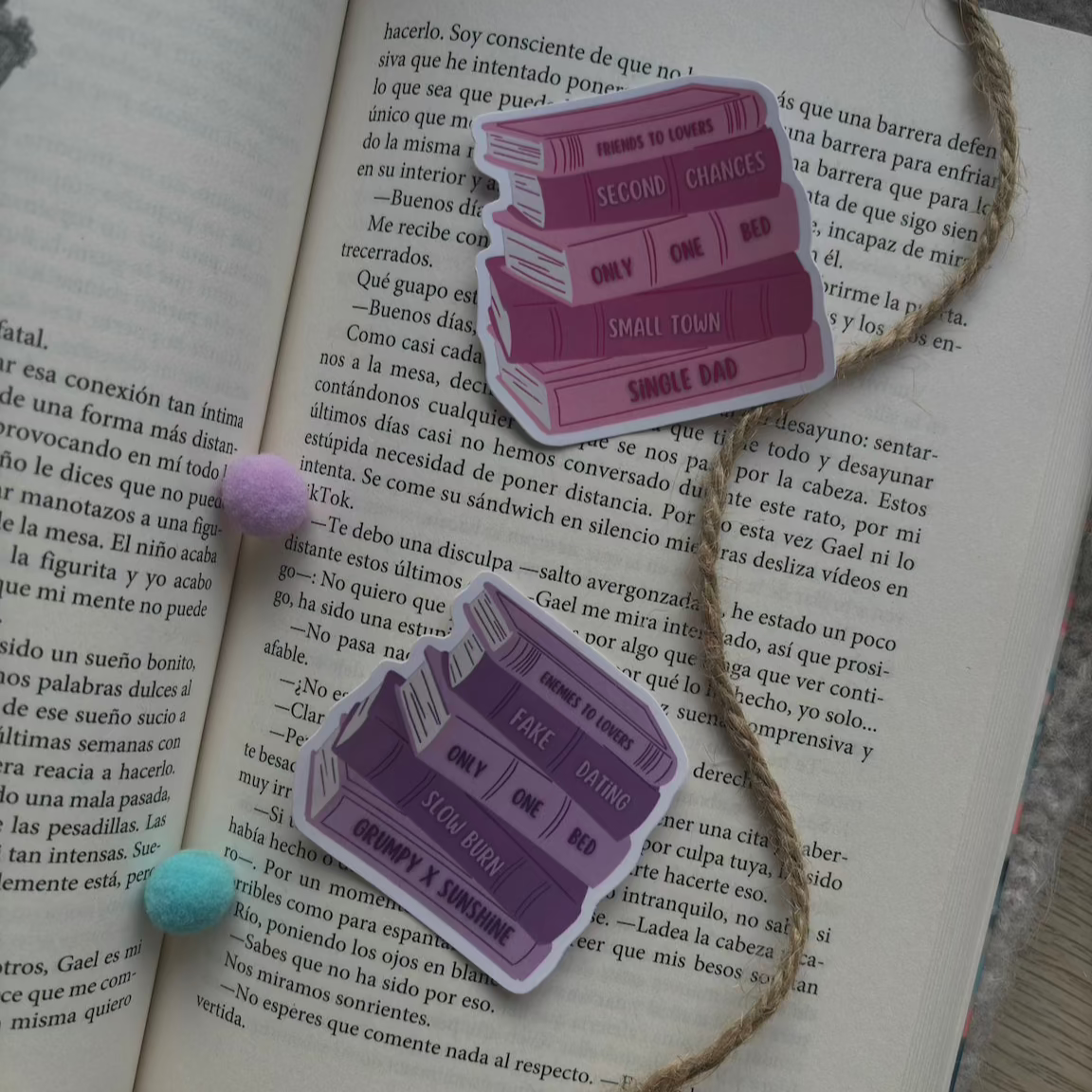 Pegatinas pila de libros con tropes literarios