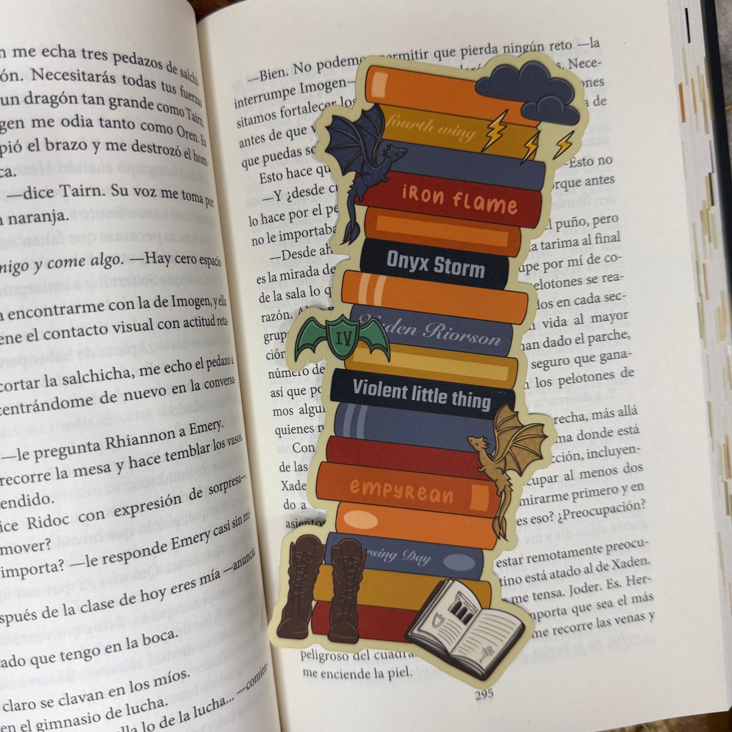 Marcapáginas pila de libros Saga The Empyrean, Alas de sangre.
