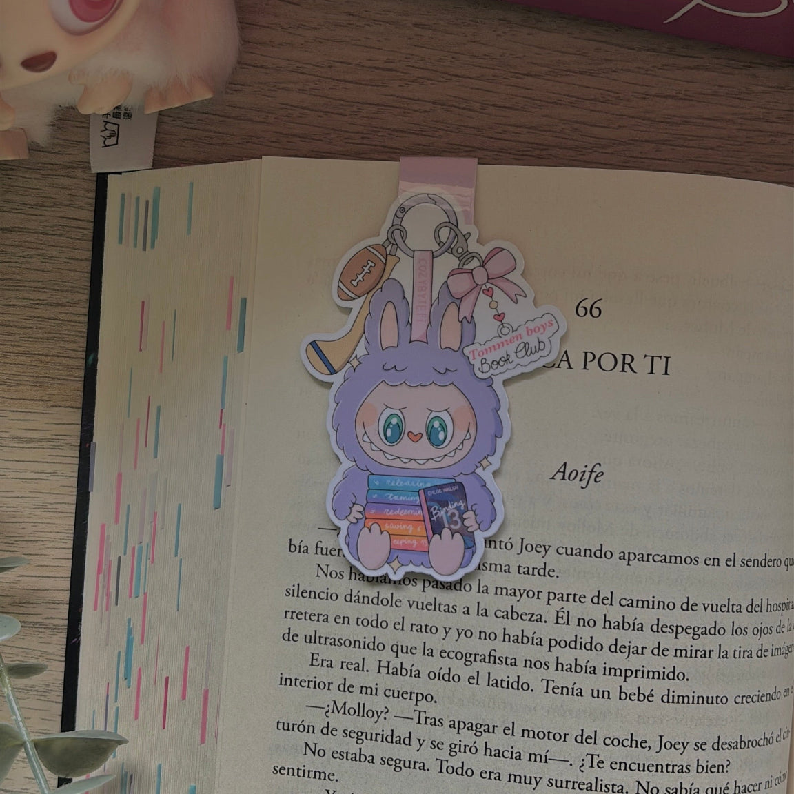 Marca páginas Labubu con libros de Los chicos de Tommen