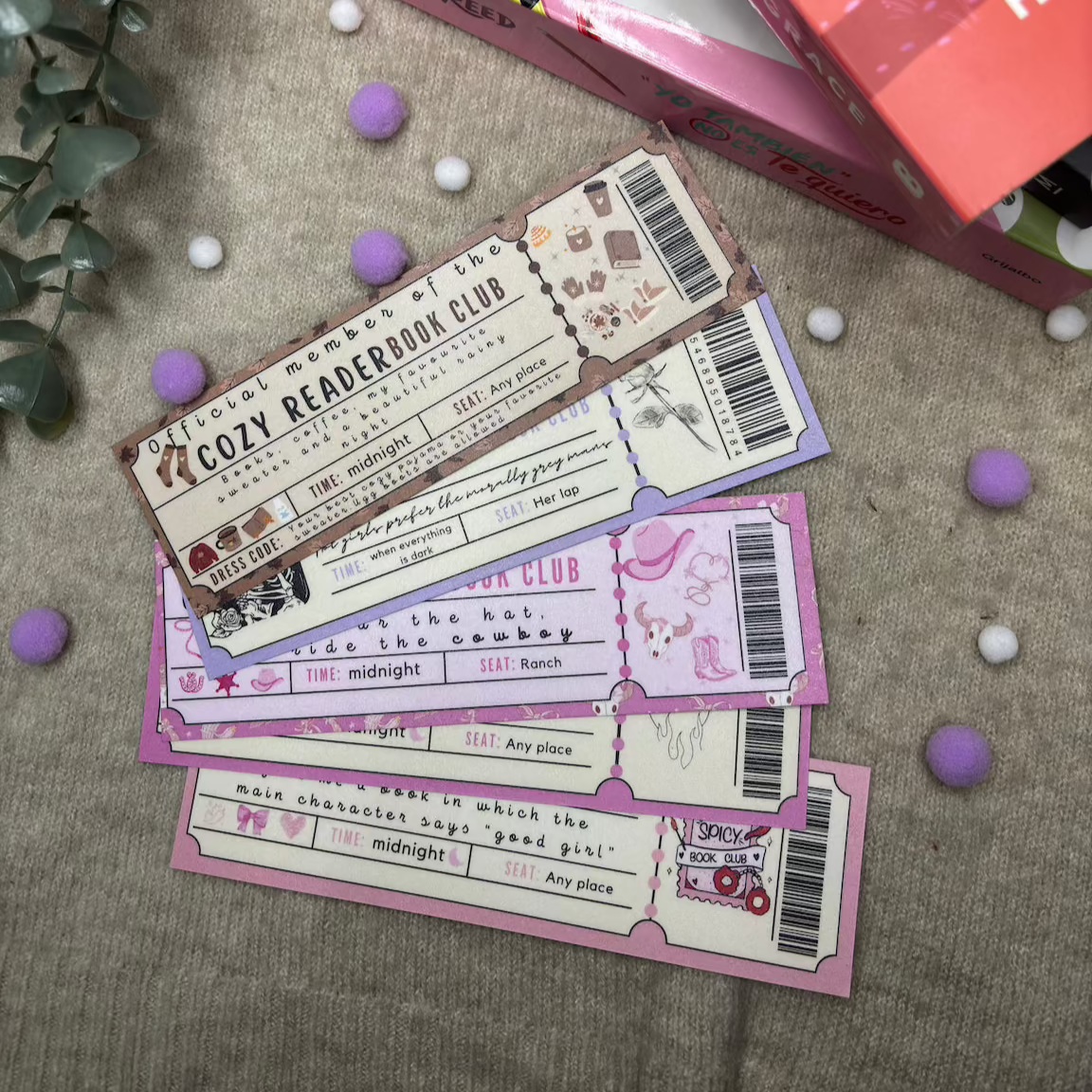 Marcapáginas con forma de ticket de tropes literarias.