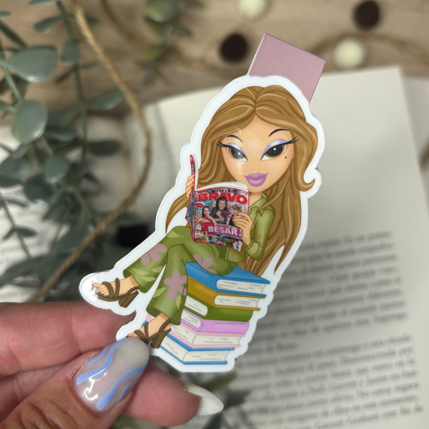 Marca páginas magnético de Bratz leyendo la revista BRAVO.
