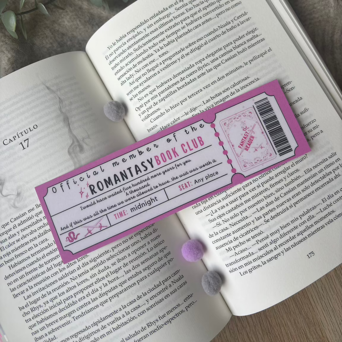 Marcapáginas con forma de ticket de tropes literarias.