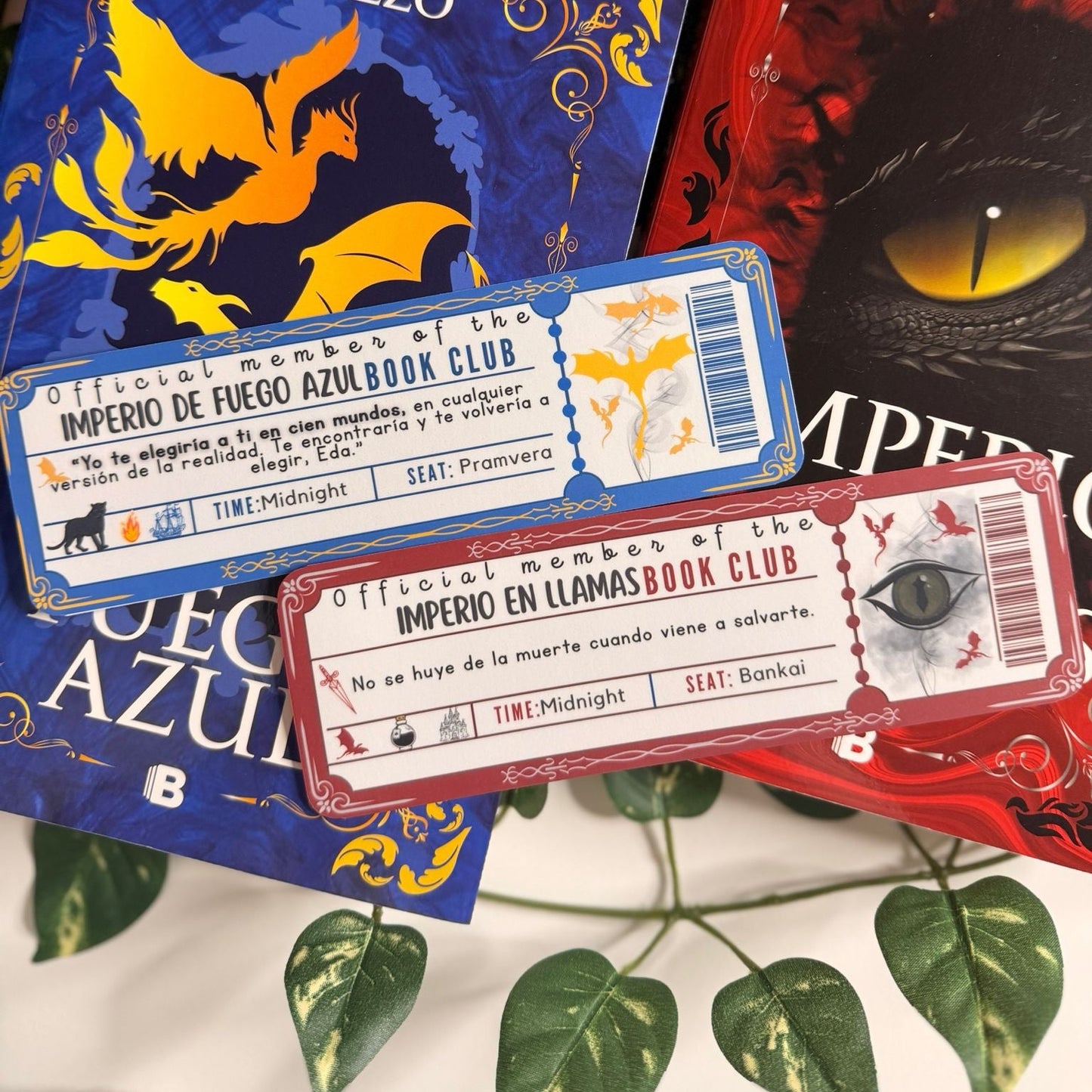 Marcapáginas con forma de ticket saga Fénix y dragón, de Lucía Cerezo