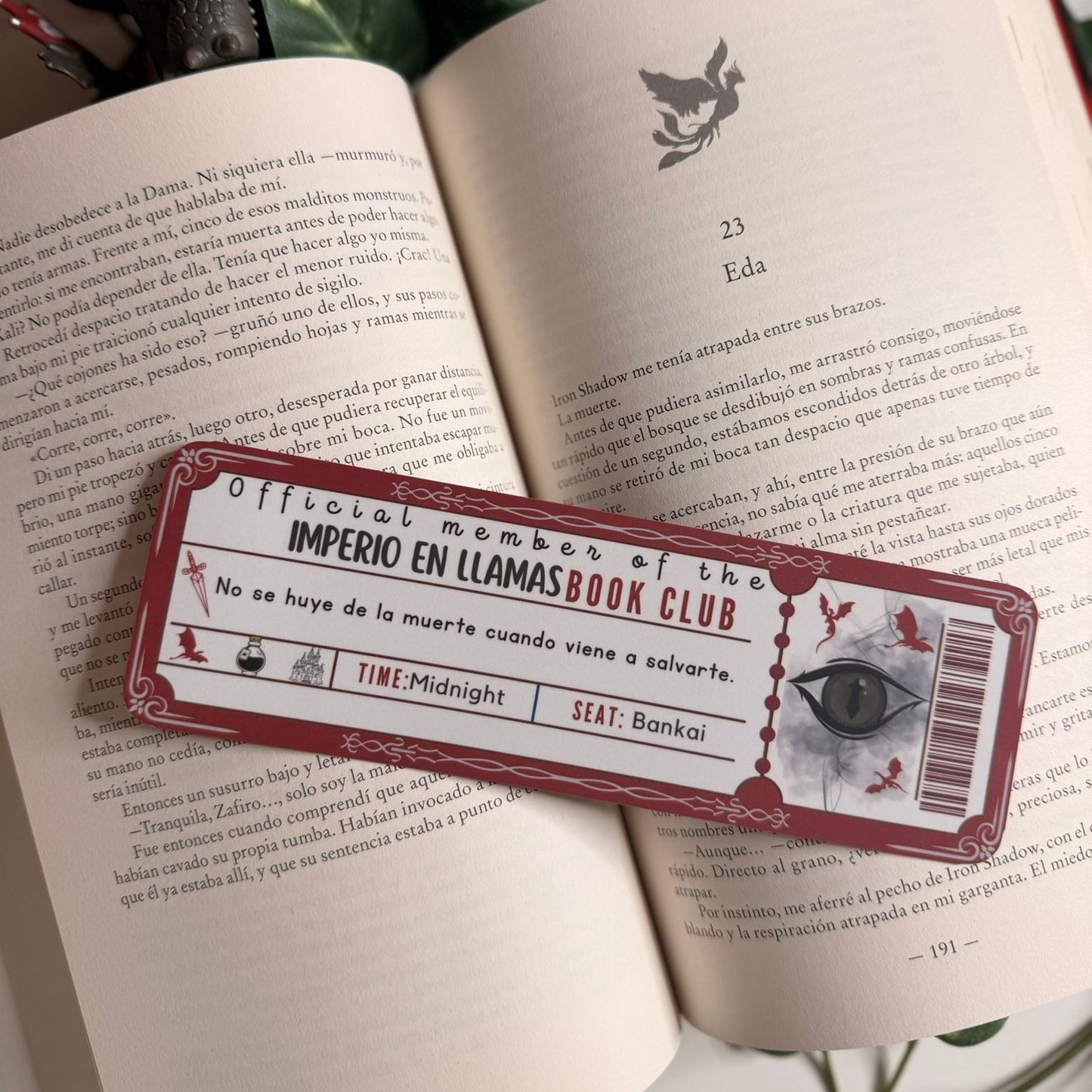 Marcapáginas con forma de ticket saga Fénix y dragón, de Lucía Cerezo