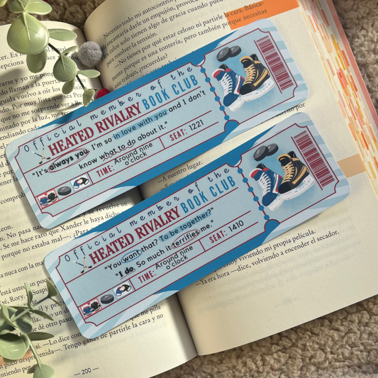 Marcapáginas con forma de ticket Heated rivalry, de Rachel Reid.